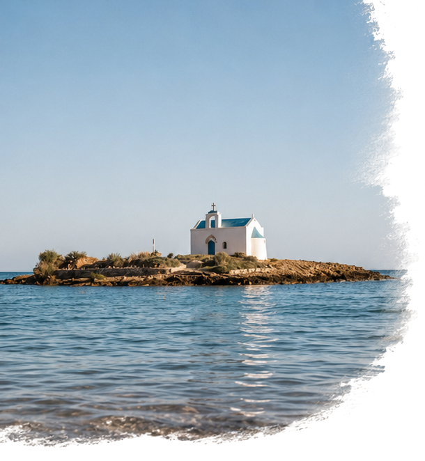 Kleine weiß-blaue Kapelle auf einer Felseninsel im Meer vor Malia, Kreta
